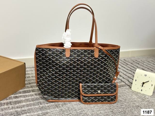 Size:34*29Cm 戈雅购物袋 属于这个季节的购物袋 从头到尾全部都是客订哦! Goyard 小托特 实物真的很有质感, 四季绝配! Size:34*29Cm 戈雅购物袋 属于这个季节的购物袋 从头到尾全部都是客订哦! Goyard 小托特 实物真的很有质感, 四季绝配!