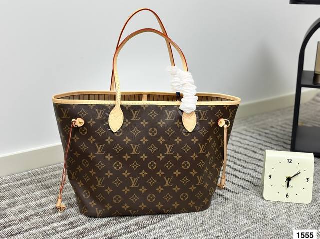 礼盒包装 变码芯片 钢五金 原单Lv Neverfull 购物袋!入门级的款式哦!绝对的终身款!此物经典不言而喻!街拍和实用都是非常Nb的选择!大家拿到后可以感 礼盒包装 变码芯片 钢五金 原单Lv Neverfull 购物袋!入门级的款式哦!绝对的终身款!此物经典不言而喻!街拍和实用都是非常Nb的选择!大家拿到后可以感