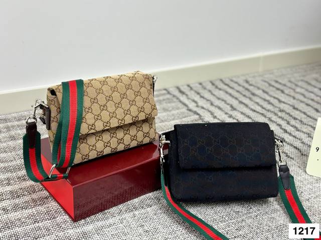 配盒子 酷奇相机包 酷奇单肩包 Gucci 斜挎包 最新系列 这个款复古韵味特别浓,原版内里!上身效果也超赞,主要以精致特别的五金来提升整体质感。尺寸:22 1 配盒子 酷奇相机包 酷奇单肩包 Gucci 斜挎包 最新系列 这个款复古韵味特别浓,原版内里!上身效果也超赞,主要以精致特别的五金来提升整体质感。尺寸:22 1