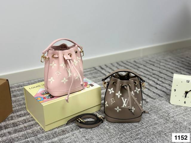 配飞机盒折叠盒子 新品推荐 Lv水桶包 重磅推荐 款式超受美亲们欢迎 网红明星同款 真哒是人手必备一只 兼具定型包优雅和轻松慵懒休闲范 充满时尚感 尺寸 13