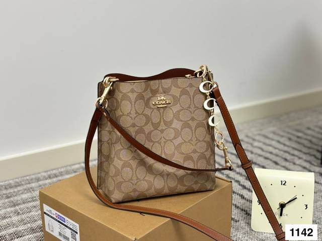 配盒子 Coach蔻驰水桶包来咯 时髦轻便敲百搭 单肩包。斜挎包 集美们！蹲它！蹲它！蹲它！ 水桶包｜包包分享｜晒新包包｜ Coach蔻驰开挂了 尺寸:19 2