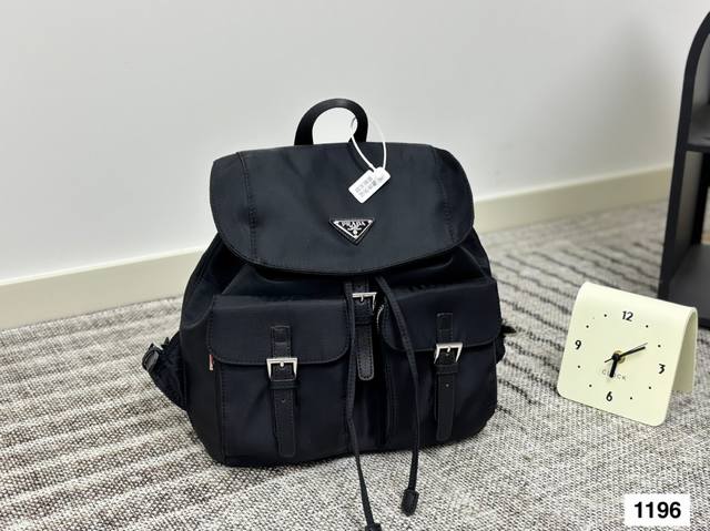 Prada 普拉达 23新品高级双肩 Logo五金原版一比一品质 内置隔层 炒鸡百搭实用的一款 喜欢的美妞赶快入手吧 店主推荐 质量超赞 尺寸：28 30Cm