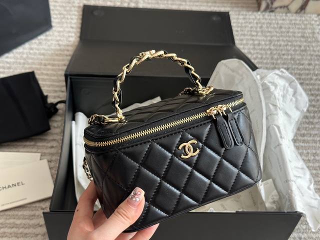 香奈儿经典手柄盒子包 百看不腻之“手柄盒子包”实物超可爱 内里配备镜子0也叫“化妆包” 羊皮实用性高搭配浅金色五金，手柄处还有小Logo超精致+颜值非常抗打百