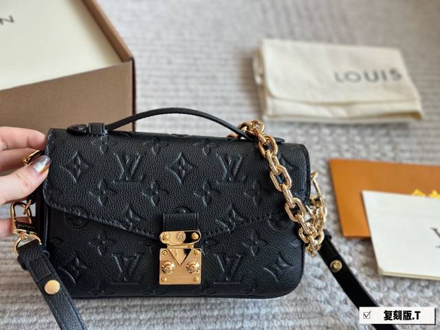 钢五金 配盒 Size：21*13Cm L家 新款小邮差Metis 春夏 新鲜出炉的 原版牛皮 完美尺寸的Lv邮差包来啦 使用率超级高！ 可爱 可爱 终于终于出