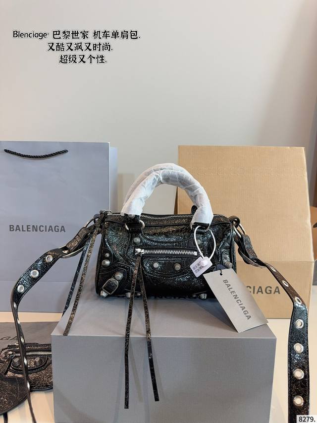 配礼盒. 巴黎世家 Le Cagole机车包 配件和爱心很加分有点小亚和朋克的感觉 容量足够肩带可以调节长度当腋下包和斜挎包都很不错上身就是甜酷辣妹即视感 尺寸