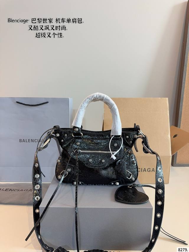 配礼盒. 巴黎世家 Le Cagole机车包 配件和爱心很加分有点小亚和朋克的感觉 容量足够肩带可以调节长度当腋下包和斜挎包都很不错上身就是甜酷辣妹即视感 尺寸