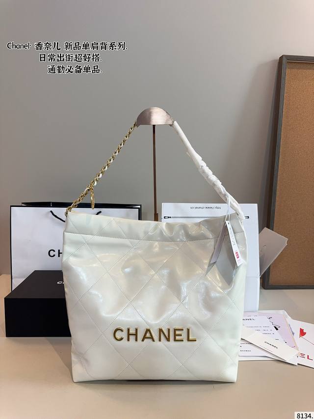 配礼盒. Chanel香奈儿 早春系列 新款 链条垃圾袋购物袋 金币Bag 手感超级好 原版五金 超级大牌 以华丽高贵的外形成为当下最炙手可热之作人手必备，明星