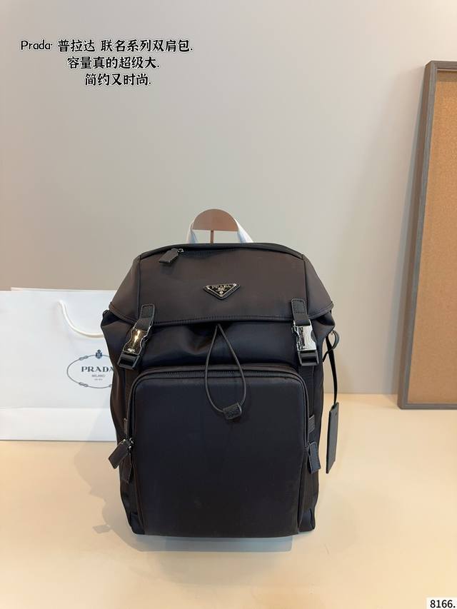 普拉达 联名款双肩包. 有好多背法，无论怎样都超级好看！ 而且这款包包是男女同款 上身也非常非常好看！尺寸：27*15*42.Cm