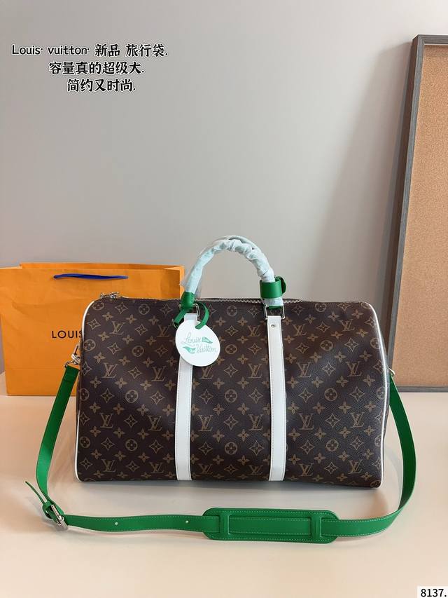 Lv 路易威登联名款Keepall 斜跨包旅行包 一只帅气能装的旅行袋 时尚爆发款火热来袭 经典设计大气可观男女通用款 包包采用原版皮质 超级厚实 耐磨 耐用原