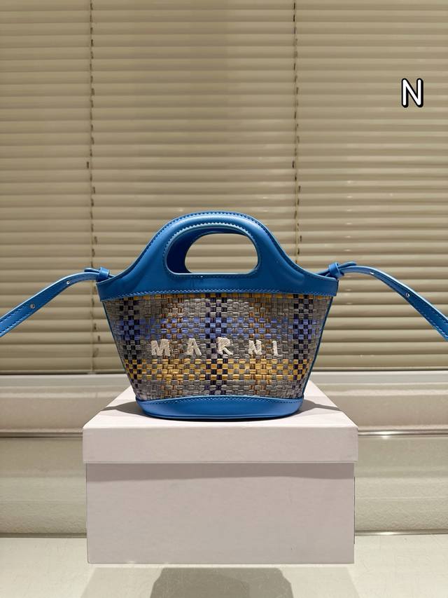 Marni草编包 谁还没有入Marni的草编包包呀～各大网红博主穿搭必备，各种风格的小裙子、短裤都能轻松驾驭，不喜欢大号编织包的小姐姐就可以考虑入手这只呀，可可