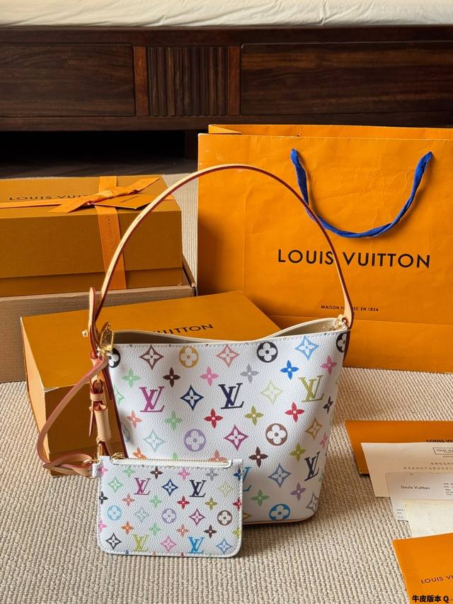 牛皮版本 Lv All Inbb手袋为Monogram牛皮搭配亮泽金属件，以标志性挂锁和名牌彰显经典格调。可调节肩带延续品牌制箱传承，皮革肩带增添斜挎和肩背选择