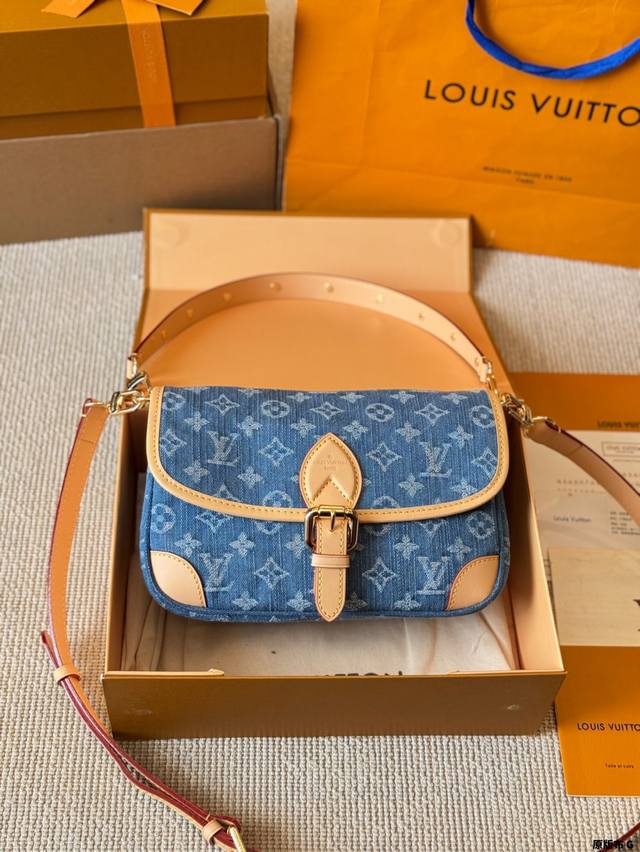 原版布 Lv Louis Vuitton |牛仔Diane法棍包 Lv法棍Diane绝绝子 上身复古又舒服 设计灵感来自于中古包Sologne 两条肩带 手拿腋 原版布 Lv Louis Vuitton |牛仔Diane法棍包 Lv法棍Diane绝绝子 上身复古又舒服 设计灵感来自于中古包Sologne 两条肩带 手拿腋