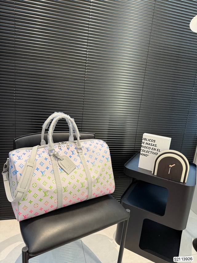 Lv旅行袋 非常具有设计感 简约又精致，细节满满 无论是长途旅行，还是短途郊游，都是超实用的时尚搭配哦！尺寸：45 27 货号13926