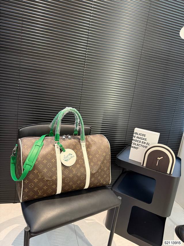 Lv旅行袋 非常具有设计感 简约又精致，细节满满 无论是长途旅行，还是短途郊游，都是超实用的时尚搭配哦！尺寸：45 27 货号13915