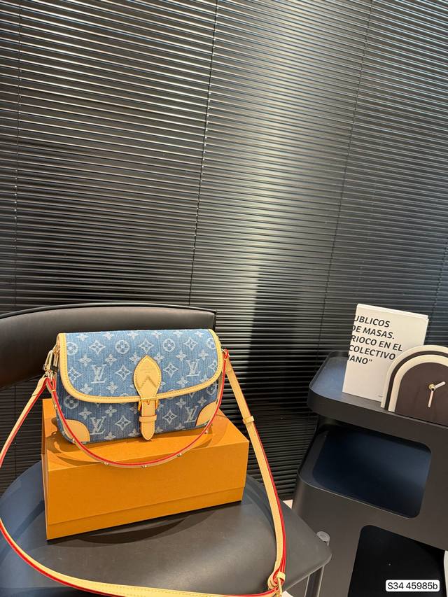 大号 配飞机盒折叠盒子 Lv牛仔法棍 Lv爆款王者法棍包-Lv Diane Ivdiane 又名法棍包,老花Monogram和皮拼焦糖色信封一样的包型 近,复古 大号 配飞机盒折叠盒子 Lv牛仔法棍 Lv爆款王者法棍包-Lv Diane Ivdiane 又名法棍包,老花Monogram和皮拼焦糖色信封一样的包型 近,复古