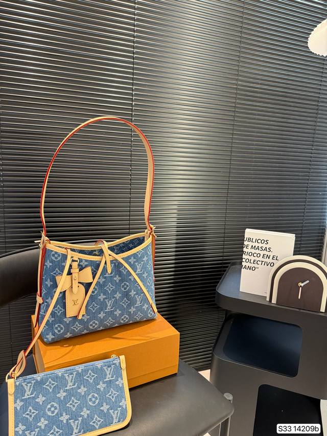 配盒子 Carryall V牛仔新款，可斜挎、单肩。容量保证，敞口磁铁吸内扣取放平板小电脑非常方便，设计比Neverfull小巧、肩带够宽不那么勒;比Grace