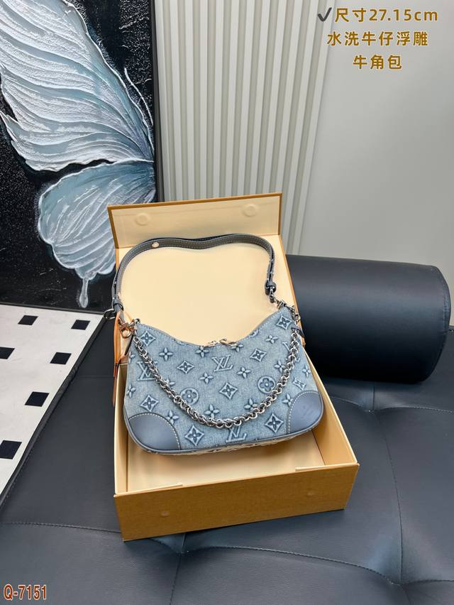 配全套包装 Lv水洗牛仔浮雕冷门款Odeon 牛角包随意都能搭配出高级感包比起以前的牛角这款容量更大 整包上身都非常好看 尺寸27.15Cm