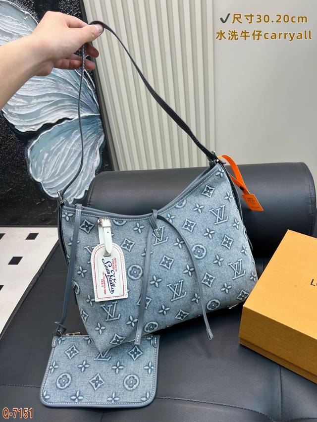 配全套礼盒 Lv Carryall 新款通勤包颜值实用 可斜挎、单肩。容量保证，敞口磁铁吸内扣取放平板小电脑非常方便，设计比Neverfull小巧、肩带够宽不那