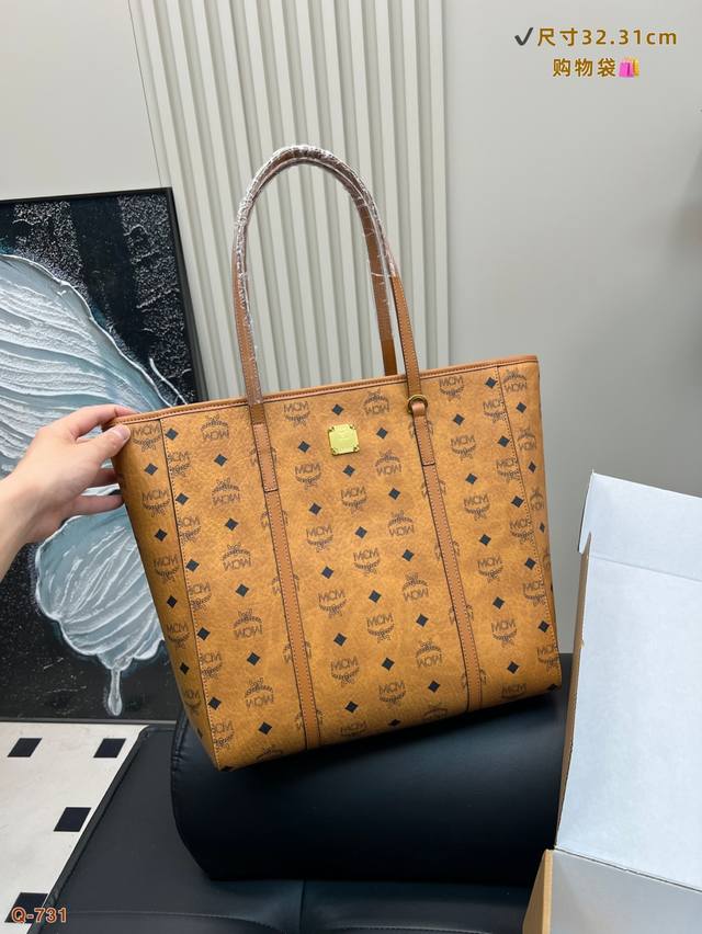 配礼盒 Cmc系列包包，经典大号菜篮子购物袋 这款Aren购物袋由标志性 Visetos制成，并饰有Nappa 皮革饰边包袋采用几何外型设计，既独特又实用包袋采