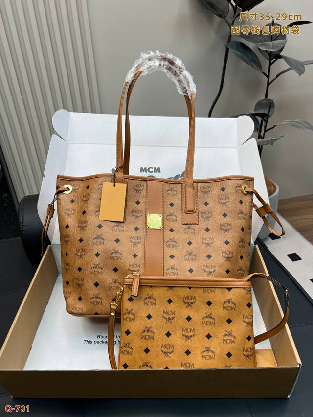 配礼盒 Mcm Toni Visetos 购物袋 这款Toni购物袋采用经典Visetos材料制成，并饰以柔软的Nappa皮革饰边，其梯形外型兼具美学特色与强大