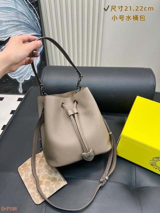 配礼盒 蔻驰6月新款水桶 Rowan到货啦别看它外表精致，实用性一点也不含糊哦。 包包容量很大，日常出门需要带手机 国、钱包、口红 、粉饼等都能轻松装下，完全满