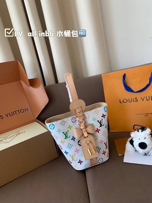 本款 村上隆三彩系列All Inbb手袋为Monogram帆布搭配亮泽金属件,以标志性挂锁和名牌彰显经典格调。可调节肩带延续品牌制箱传承,皮革肩带增添斜挎和肩背 本款 村上隆三彩系列All Inbb手袋为Monogram帆布搭配亮泽金属件,以标志性挂锁和名牌彰显经典格调。可调节肩带延续品牌制箱传承,皮革肩带增添斜挎和肩背