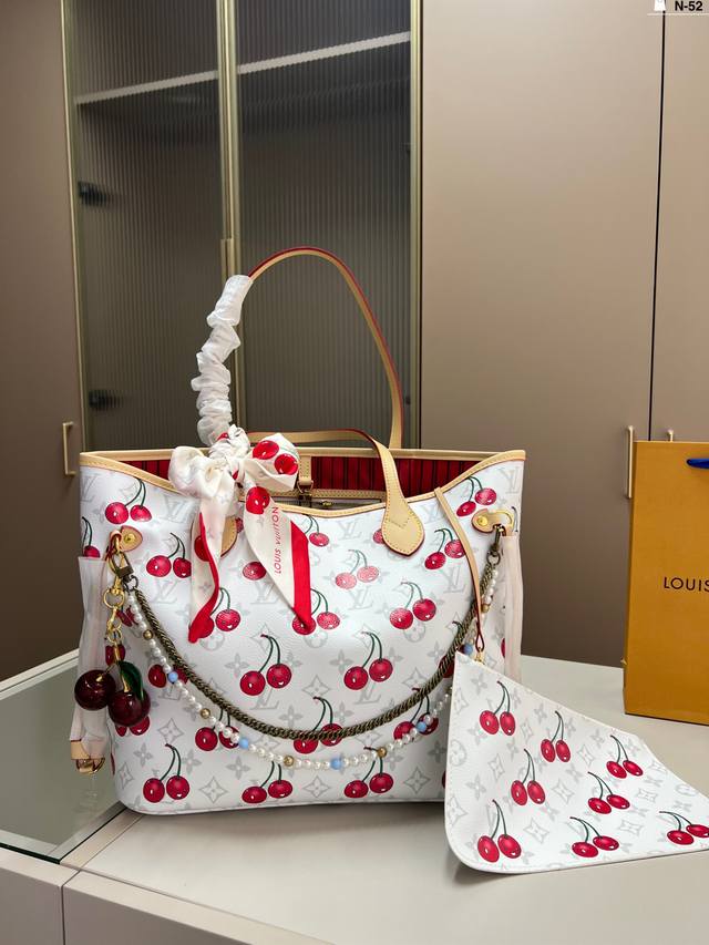 Lv路易威登樱桃购物袋！入门级的款式哦！绝对的终身款！此物经典不言而喻！街拍和实用都是非常Nb的选择！ N-52尺寸 32×28
