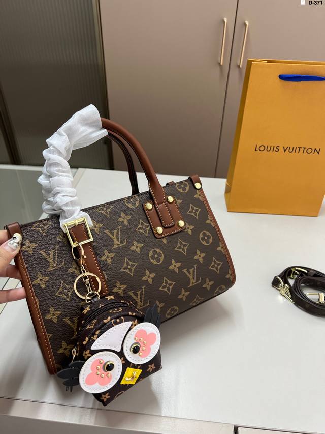 配挂件 Lv路易威登超级百搭的手提包 手提斜挎超级实用，系运动与时装皆可 超大容量 D-371尺寸26×17
