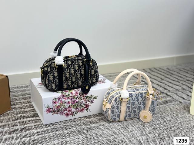 配折叠盒子 新的Dior迪奥贝壳枕头包~ 个人觉得 包型真的很耐看! 又休闲 又优雅! 现在它很火哦! 皮肩带很精致哦! 尺寸:21 11 配折叠盒子 新的Dior迪奥贝壳枕头包~ 个人觉得 包型真的很耐看! 又休闲 又优雅! 现在它很火哦! 皮肩带很精致哦! 尺寸:21 11