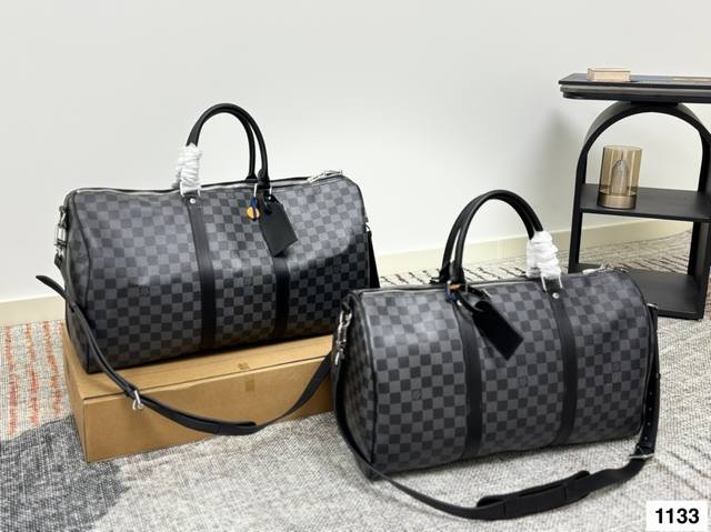 Lv旅行袋 非常具有设计感 简约又精致，细节满满 无论是长途旅行，还是短途郊游，都是超实用的时尚搭配哦！尺寸：50Cm 45Cm