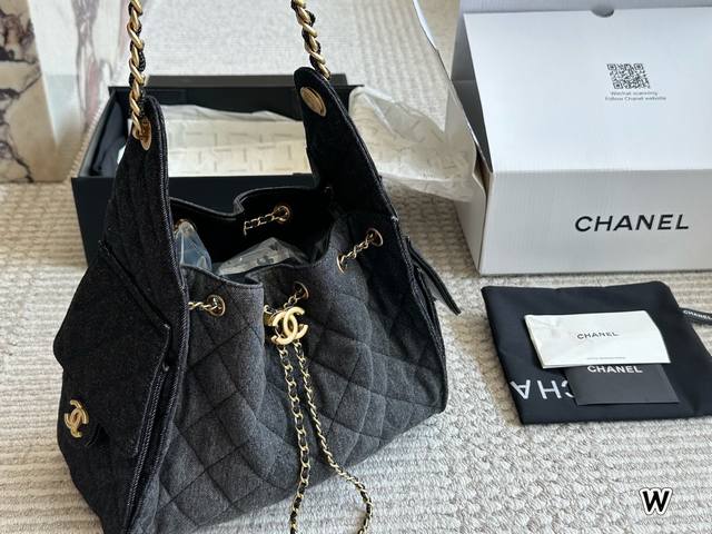 配盒 Chanel 25S Hobo小号真绝绝子 今年香香25S系列简直美爆... 这只Hobo是个小号尺寸个人觉得比较日常 牛仔布没这么重反而很细腻 也比较耐 配盒 Chanel 25S Hobo小号真绝绝子 今年香香25S系列简直美爆... 这只Hobo是个小号尺寸个人觉得比较日常 牛仔布没这么重反而很细腻 也比较耐