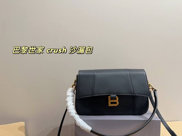 折叠盒尺寸26.14 巴黎世家 Crush 沙漏包 直去我的心 巴黎世家新款包包 Crush 真的太高级了吧！ 材质摸起来超级舒服~ 软Fufu的 好好看