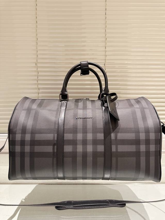巴宝莉 Burberrys战马格纹旅行袋 行李袋 Voyage Triomphe自带气场的旅行袋，男女通用，老花系列百看不厌，容量超级无敌巨大，日常出门必备完全