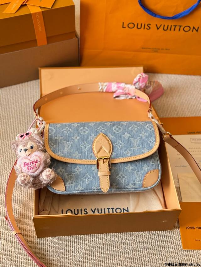 原版布 配挂件 丝巾 Lv Louis Vuitton ｜牛仔Diane法棍包 Lv法棍Diane绝绝子 上身复古又舒服 设计灵感来自于中古包Sologne 两