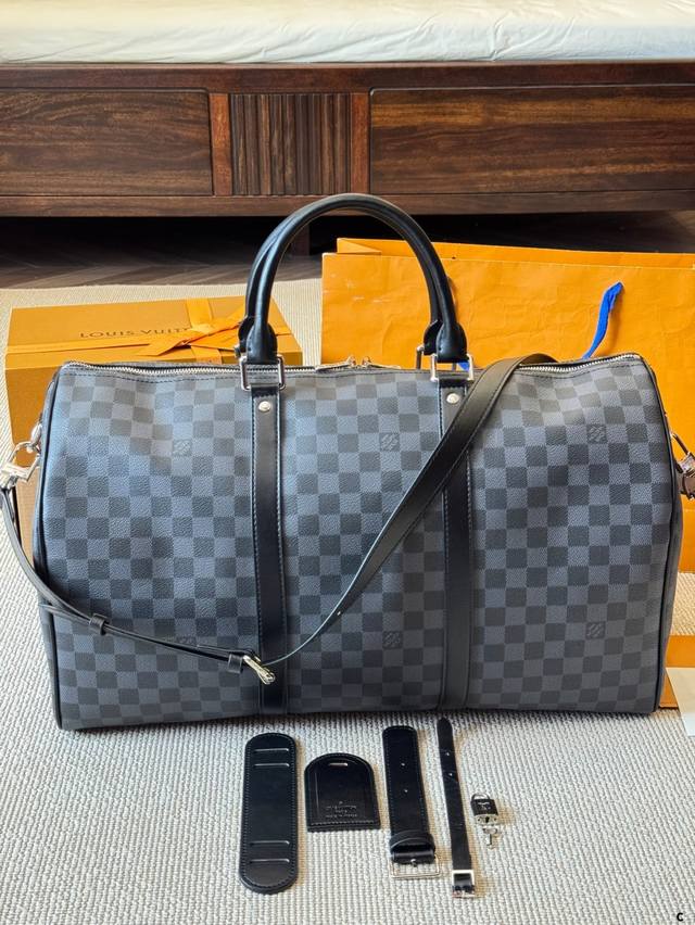 Lv 限量款 Keepall 50旅行袋 机场包 无论版型 内里和专柜毫无差别 真正原版复刻 内里可拆卸 火遍全球的爆款机场大包 机车女神包 明星同款 贵气而充
