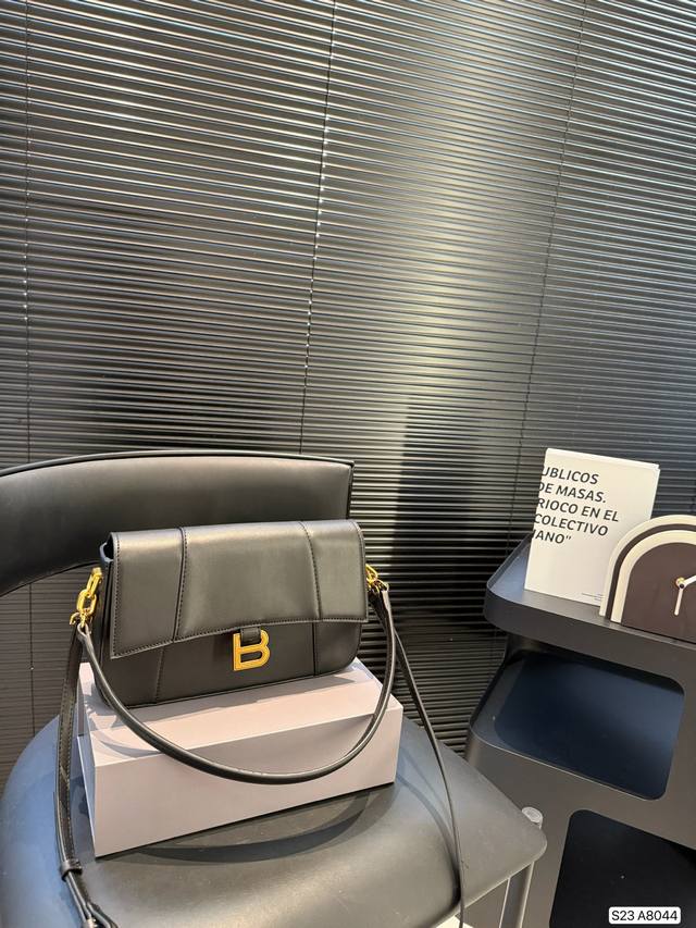 配折叠盒子 巴黎世家腋下 在Balenciaga找到本命包包 被Balenciaga拿捏住了 通勤背容量大出街搭又时髦~又高级又实用 搭配墨镜轻松Hold住夏日