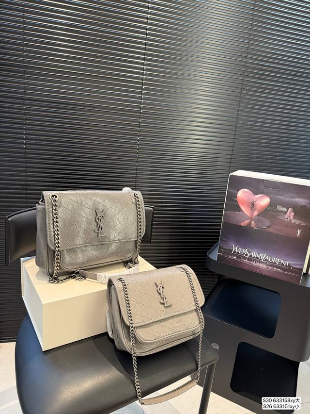 大号 小号 配飞机盒折叠盒子 圣罗兰邮差包 非常特别，低调的有些酷，背起来特别的能体现时髦 个性 帅气女人的魅力，它就是Ysl目前人气最高的Niki邮差包。背这