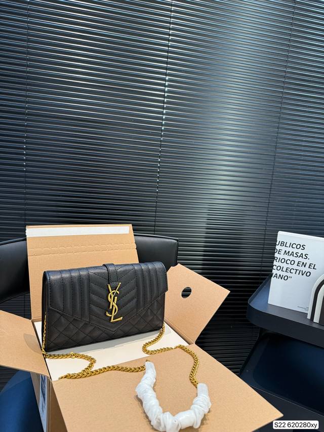 配飞机盒折叠盒子 圣罗兰 原版信封包 新鲜出炉啦简直是美到人心啦 高端货 原版五金Logo 首选进口皮料 质感超赞所谓人人必备一款，这个款式必须自留 经典版型！