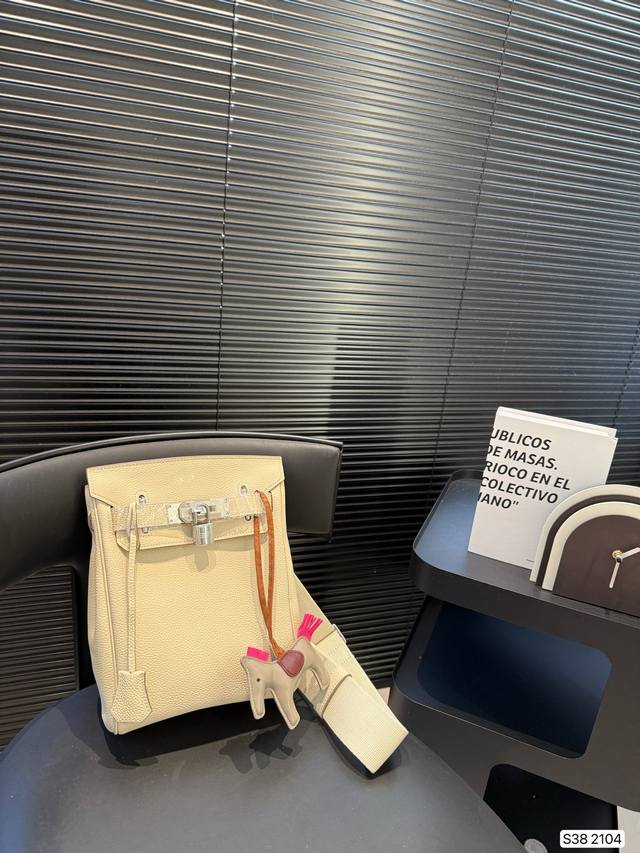 纯皮爱马仕新款 Hac A Dos 男仕背真的很帅很方便，不用担心太大太重，容量上非常实用！！也看到不少女生背也特别美，单肩、胸包肩带粗自由调节～满分 尺寸：1