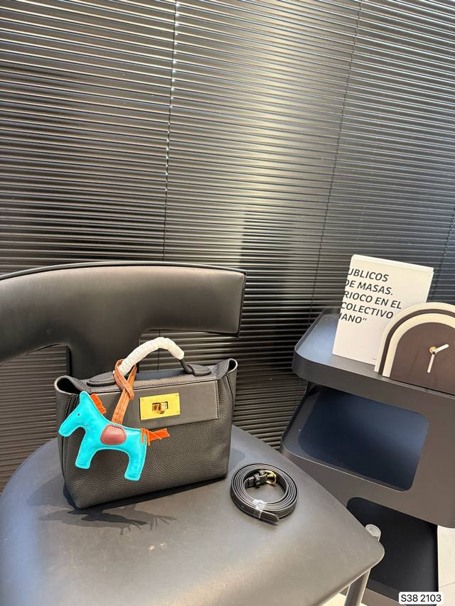 高端纯皮系列 爱马仕2424 相对起来皮的质感也要软很多。更休闲一些，主要是还能装~ 首先Sac 24 24 是爱马仕在2018年秋冬发表的新款式，高雅的外型是