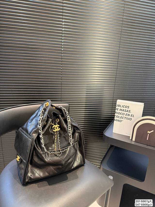 大号 小号 期待己久的香奈儿托特 时尚感十足，实用性也毫不逊色 无论是逛街、学会还是工作，都能成为你的最佳搭档 尺寸，大号29 29 小号25 19 货号大68