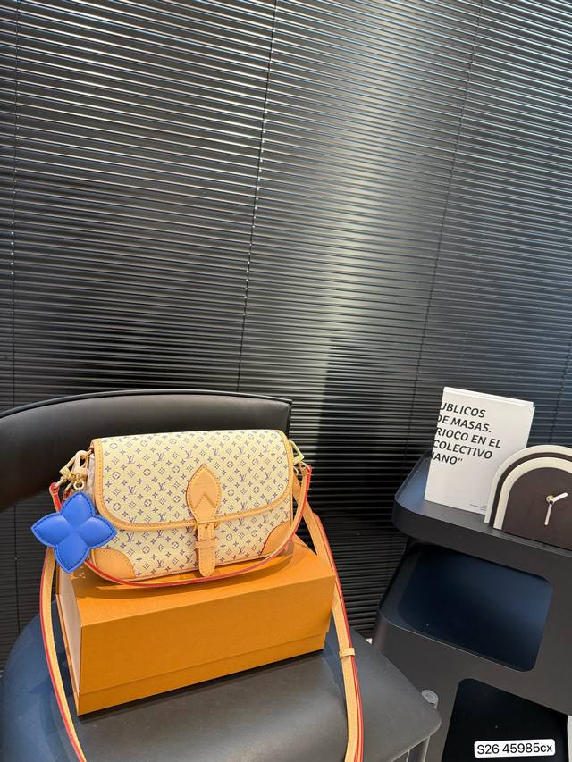 Lv爆款王者法棍包-Lv Diane Ivdiane 又名法棍包，老花Monogram和皮拼焦糖色信封一样的包型 近，复古简约， 特别是各种样式的肩带双面刺绣，