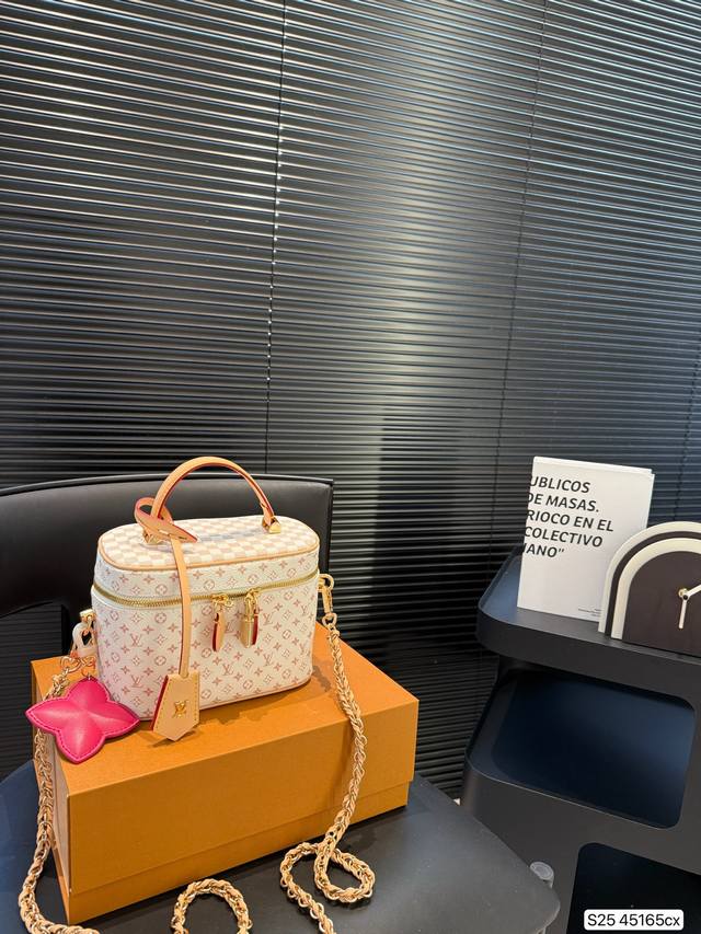 这一季的化妆包颇受时尚界的青睐，看到第一眼就种草了！！造型很硬核 但空间很实用~走在路上就是一道行走的风景线啊。回头率杠杠的~ 而且真的好好搭！瞬间成为了这季街