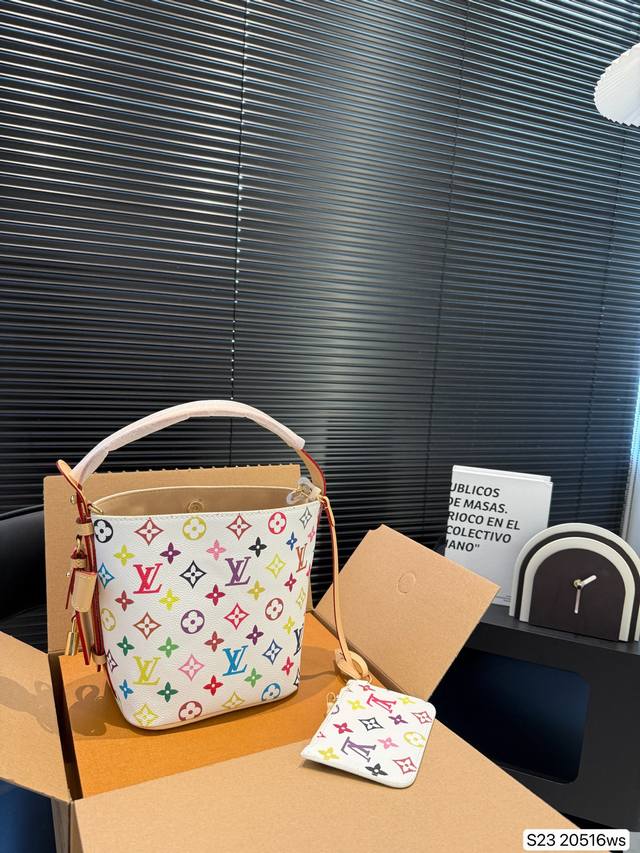 配飞机盒折叠盒子 盲猜这次Lv上新黑马是All In Bb Lv水桶 Lv尤物 尺寸：17 18.5 货号20516Ws