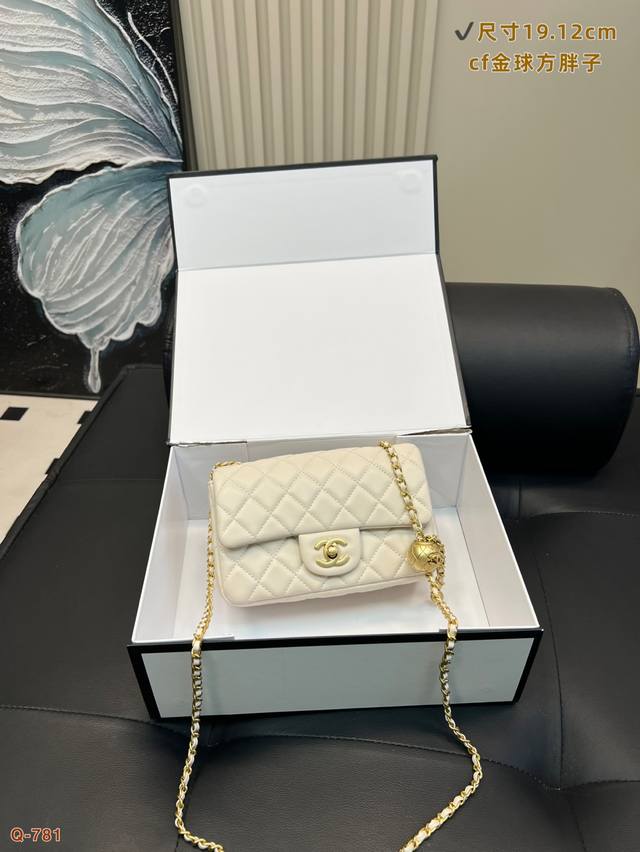 配折叠盒 香奈儿 Chanel菱格金球方胖子 夏季爆款 经典方胖子链条包羊皮纹手感超级好 超级大牌 以华丽高贵的外形成为当下最炙手可热之作人手必备，明星热捧，精
