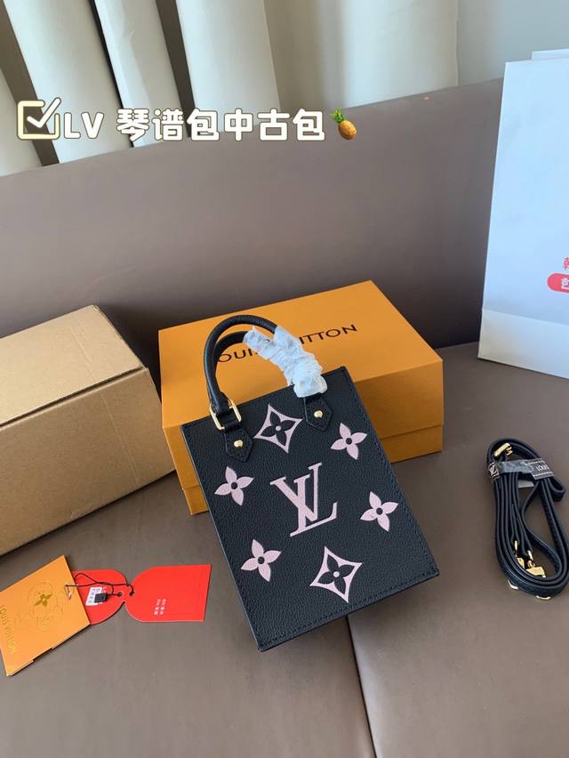 配飞机盒折叠盒子Lv 琴谱包 这只中古包，又酷又复古，超喜欢这个迷你，秋冬穿大衣拎着特别英伦。其实琴谱包男生背起来更好看，长肩带斜背超帅！！尺寸：14*17