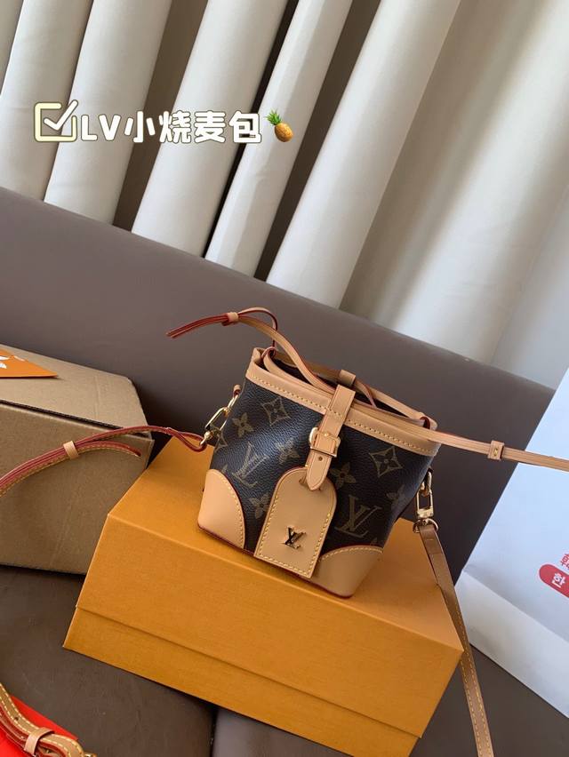 配飞机盒折叠盒子 欧阳娜娜同款Lv小烧麦包Mini超可爱 Mini小水桶包的形状 宛如一个小烧麦Lv经典老花+牛边饰边+抽绳封口设计可以向两边收紧也可以向两边延