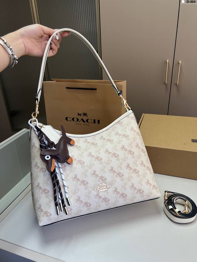 配挂件 蔻驰Coach流浪包 满满的设计感 超级高级的时尚单品 D-304尺寸30×21飞机盒