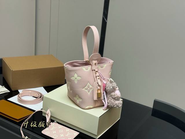 配折叠盒飞机盒 Lv中古包又一位当红炸子鸡来咯 一只看似中古中矩却又有点标新立异的包。 水桶包 尺寸:18.17Cm