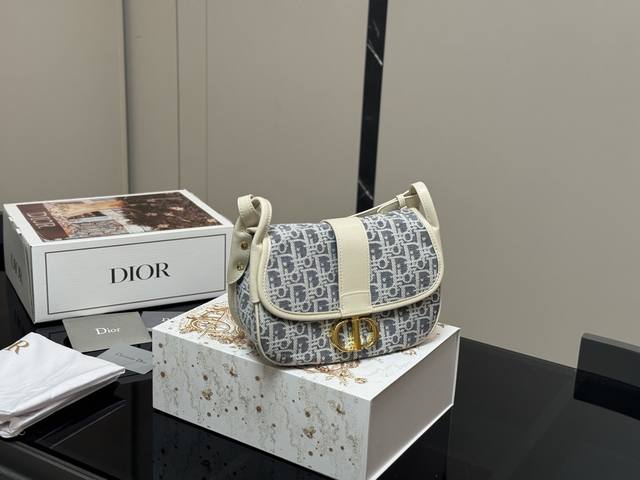 配折叠盒飞机盒 Size：23*17Cm 迪奥 蒙田新款 刚刚出的现货！ 老花也太好看啦！ 温柔很适合四季！